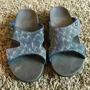 Spenco Women's Kholo Wave Slide Sandal. Size 10w